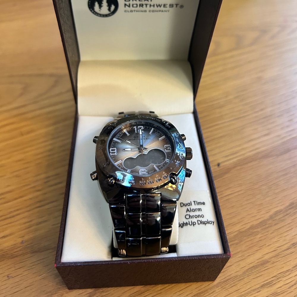 Great Northwest men’s Silver and Black Chronograph Watch new in box